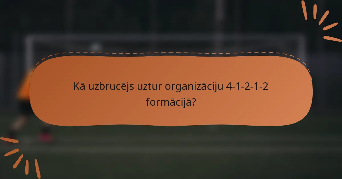 Kā uzbrucējs uztur organizāciju 4-1-2-1-2 formācijā?